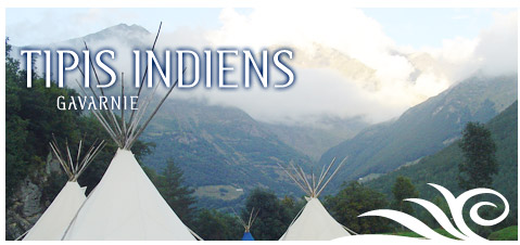 Tipis indiens avec vue sur le Pic Long...